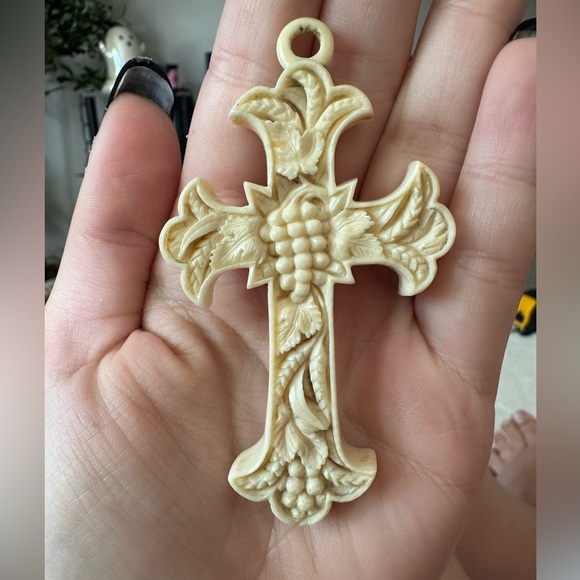 Victorian Antique Hand Carved Bovine Bone Cross Pendant with Grapevines & Wheat - Picture 3 of 8